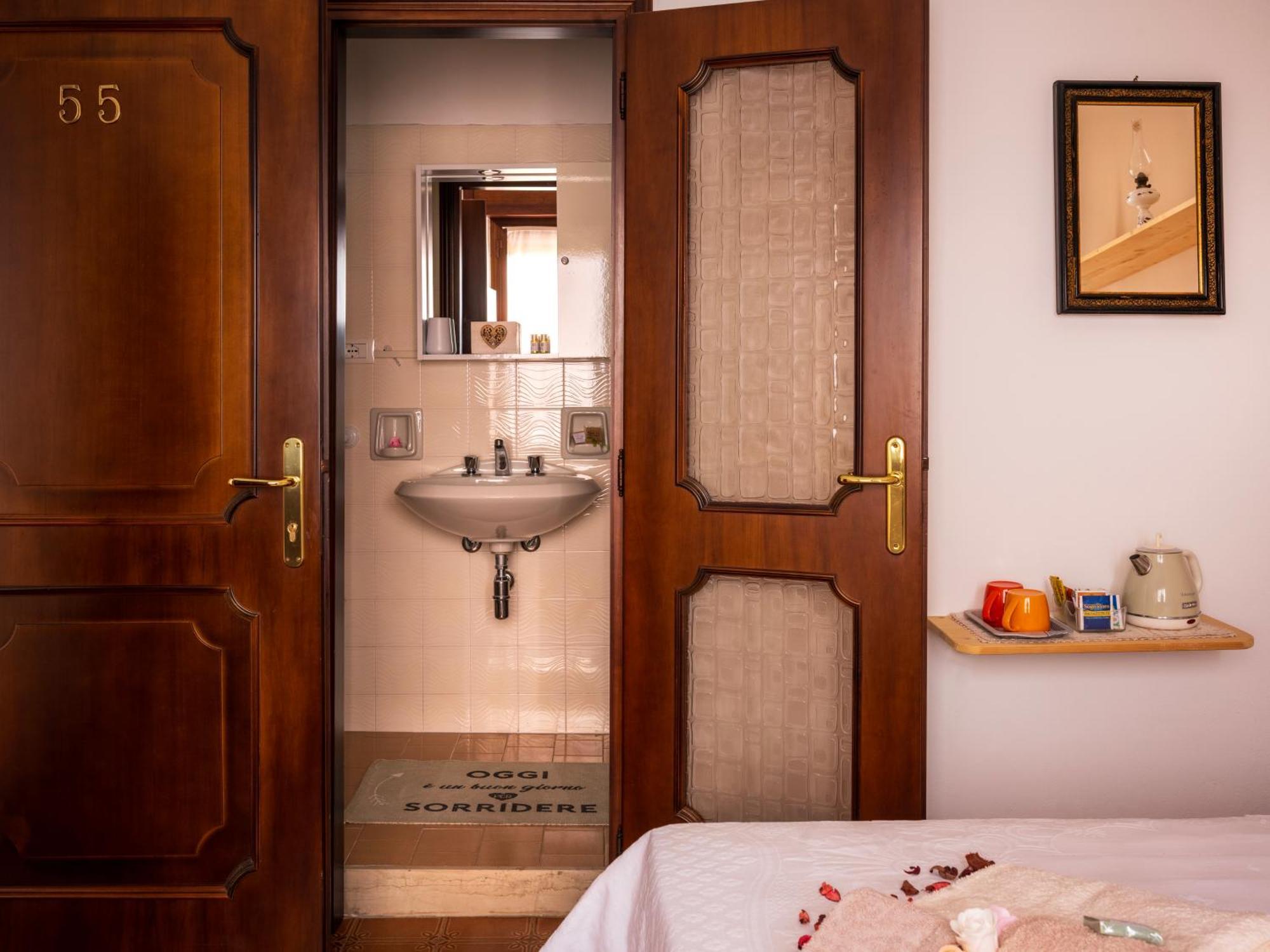 B&B La Vittoria Crone ภายนอก รูปภาพ